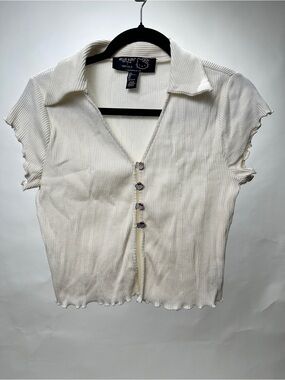 Hello Kitty Cream Ribbed Short-Sleeve Collared Crop Button-Up